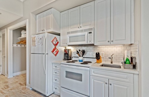 Gulf Place Condo | Cozy Gulf Place Studio | Walk to Beach, Restaurants & Shops