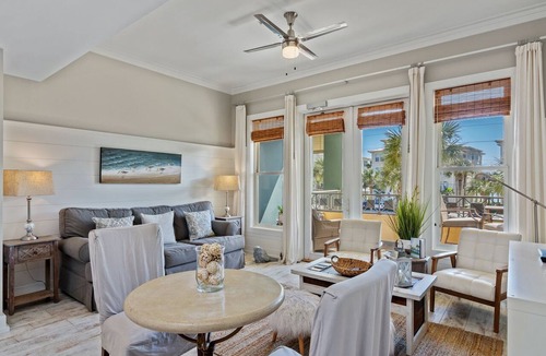 Gulf Place Condo | Cozy Gulf Place Studio | Walk to Beach, Restaurants & Shops