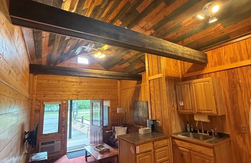 Lake Shore Apartment | Cozy Gull Lake View Cottage