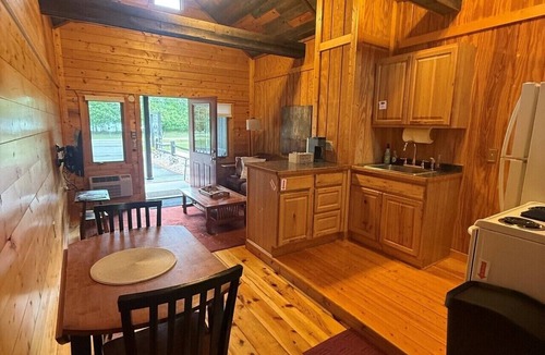 Lake Shore Apartment | Cozy Gull Lake View Cottage