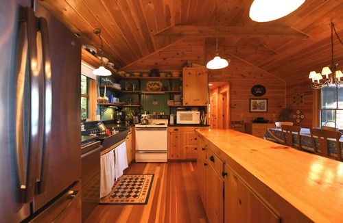 Oxford House | Cozy Hidden Retreat on Thompson Lake with Beautiful Clear Shoreline