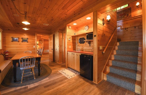 Oxford House | Cozy Hidden Retreat on Thompson Lake with Beautiful Clear Shoreline