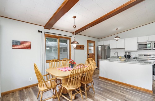 Higgins Lake Cottage | Cozy Higgins Lake Cottage- Relax- Kayak- Fire Pit- BBQ- Steps from the Lake! n
