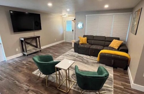 Green Bay House | Cozy Home .5 miles from Lambeau Field