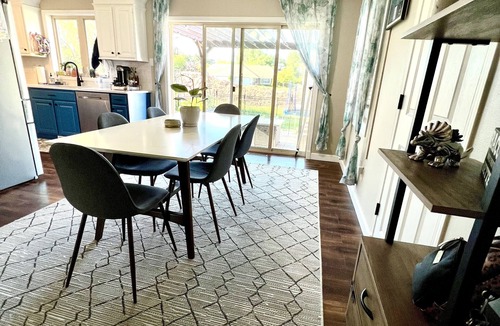 Black Wolf House | Cozy Home a few miles away from EAA & Sea Plane Base