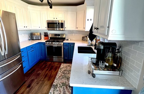 Black Wolf House | Cozy Home a few miles away from EAA & Sea Plane Base