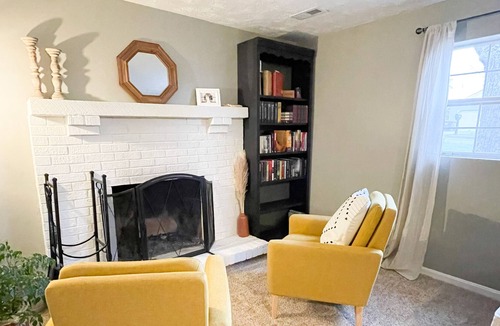 Elsmere House | Cozy Home Away From Home! Hot Tub, WIFI