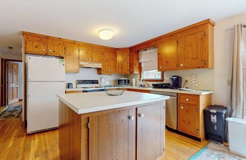 East Orleans House | Cozy home close to the beach with deck, porch, W/D, & foosball table