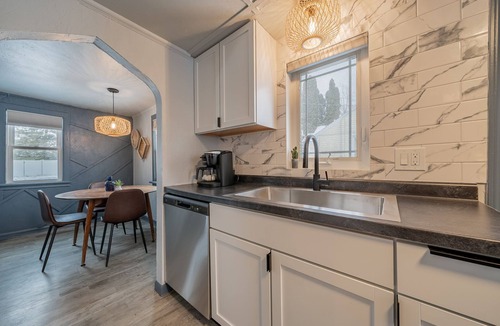 Appleton House | Cozy Home Fenced Yard Fully Furnished in Quite Neighborhood