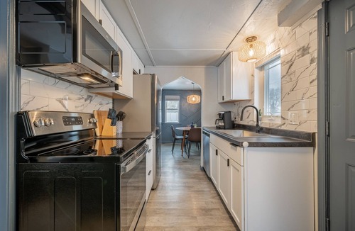 Appleton House | Cozy Home Fenced Yard Fully Furnished in Quite Neighborhood