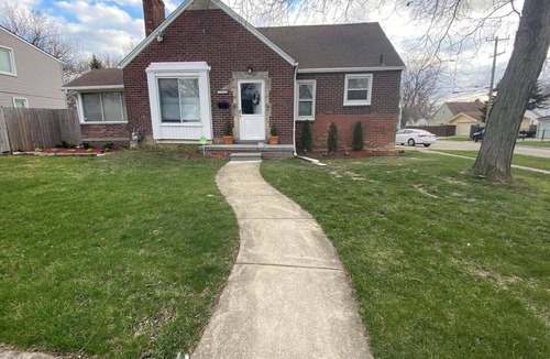 Harper Woods House | Cozy Home in Harper Woods 15’from Downtown Detroit