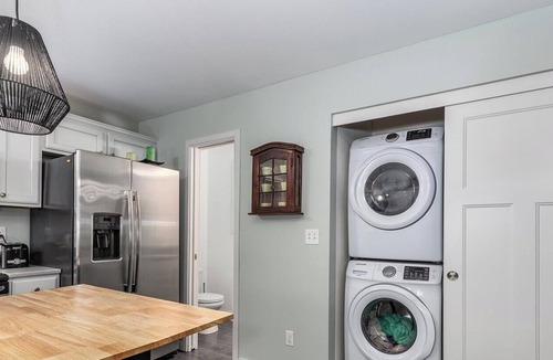 Ottawa House | Cozy home in Ottawa on the River, Great for Families/Couples!