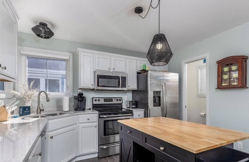 Ottawa House | Cozy home in Ottawa on the River, Great for Families/Couples!