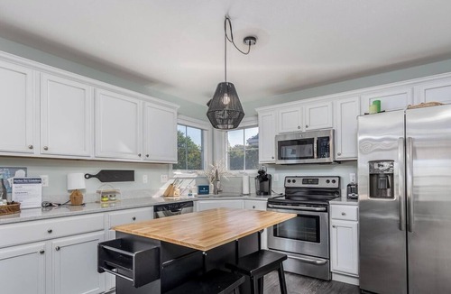 Ottawa House | Cozy home in Ottawa on the River, Great for Families/Couples!