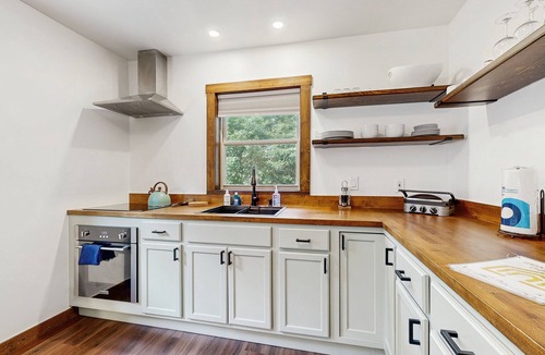 Adams House | Cozy Home in the trees, w/large yard, fire pit, gas grill, & WIFI