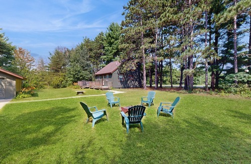 Adams House | Cozy Home in the trees, w/large yard, fire pit, gas grill, & WIFI