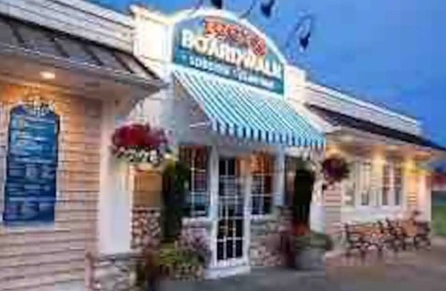 Warwick House | Cozy home minutes away from the beach (pet-friendly)