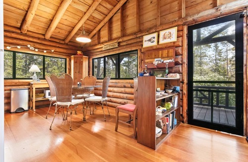 Boothbay Harbor Cabin | Cozy home with serene views, wood-burning fireplace & wifi