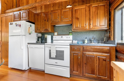 Boothbay Harbor Cabin | Cozy home with serene views, wood-burning fireplace & wifi