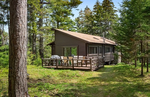 Boothbay Harbor Cabin | Cozy home with serene views, wood-burning fireplace & wifi