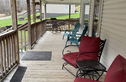 Henlawson House | Cozy house, 2 bed, 1 bath, full kitchen, close to Bearwallow