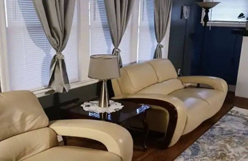 Detroit House | Cozy House in the center of Detroit surrounded around several Suburbs
