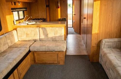 Babbitt Boat Rental | Cozy Houseboat - Northern Vintage - Sleeps 8 - Dinning Boat - Fast Wi-Fi HB08