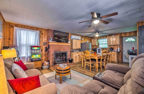 Cub Run Cabin | Cozy Kentucky Cabin w/Sunroom, Yard & Views!