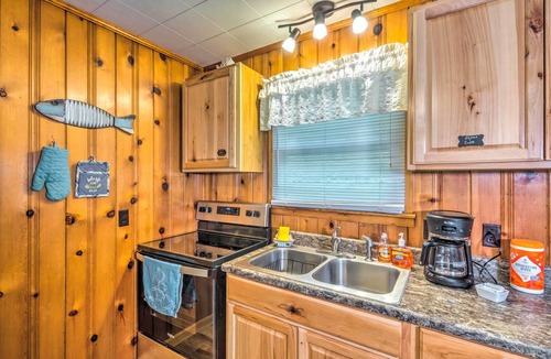 Cub Run Cabin | Cozy Kentucky Cabin w/Sunroom, Yard & Views!