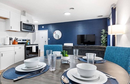 Friendship Apartment | Cozy King Suite|Central, Workspace + Free Parking