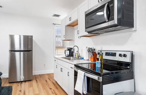 Friendship Apartment | Cozy King Suite|Central, Workspace + Free Parking