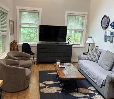 Mayfield House | Cozy Lake Cottage