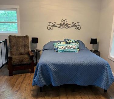Mayfield House | Cozy Lake Cottage