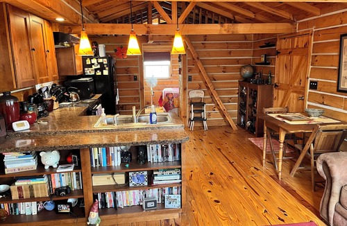 Stroh Cabin | Cozy lake front cabin with WiFi, AC in awesome Angola