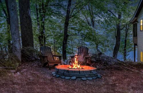 Almelund House | Cozy Lake House with Fireplace, Views, Close to Skiing!