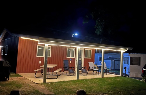Greenville Cottage | Cozy lake view cottage in awesome Greenville with WiFi, AC