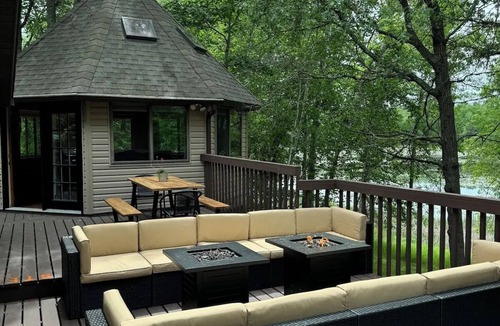 Remer House | Cozy Lakefront Cabin, Hot Tub, Game Room, & Stunning Views