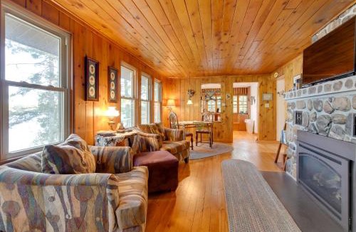 Mercer House | Cozy Lakefront Cabin w/Indoor Gas Fireplace!