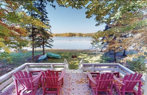 Lake Cottage | Cozy Lakefront Cottage on Gray Lake