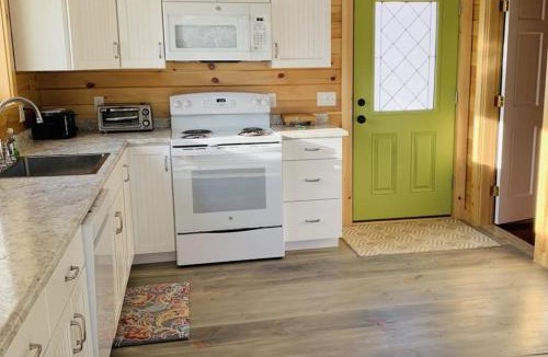 Newcastle House | Cozy Lakefront Cottage with Stunning Views, Deck, BBQ Grill, and Outdoor Firepit