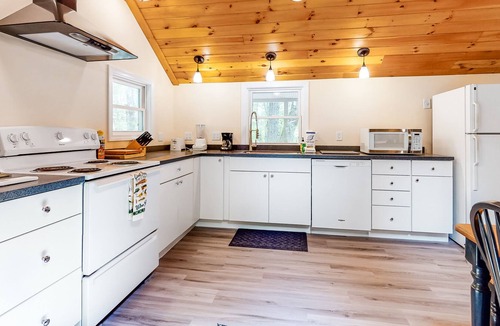 South Sanford Cottage | Cozy lakefront cottage in the trees with front porch & AC - walk the lake