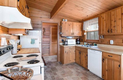 Lac du Flambeau House | Cozy lakefront cabin in the heart of Wisconsin's Northwoods with canoe & kayak
