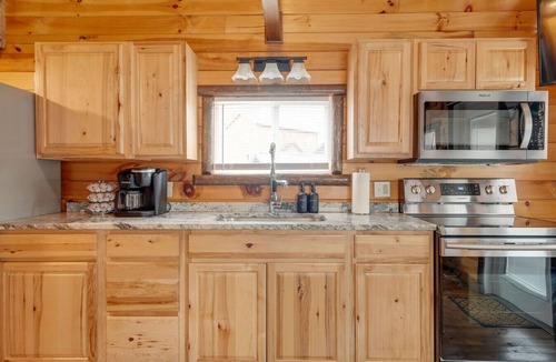 Ashtabula Cabin | Cozy Lakeview Cabin, Pet Friendly, Near Wineries and Geneva-on-the-Lake