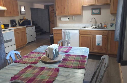Beach Cabin | Cozy Lodge by Theodore Roosevelt National Park and Presidential Library Sleeps 7
