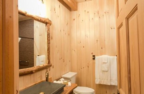 Millersburg Apartment | Cozy Lodge Fireplace Suite in Ohio's Amish Country