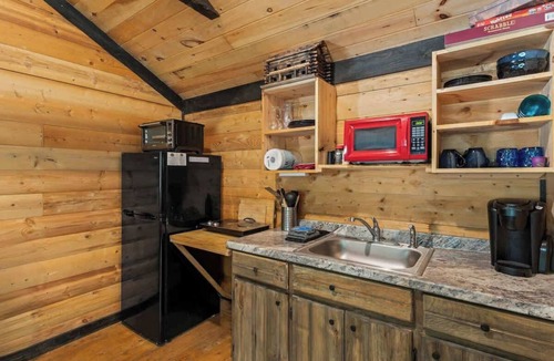Primrose Cabin | Cozy Log Cabin Getaway in Heart of RRG!