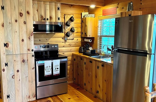 Spring Mills Cabin | Cozy Log Cabin/Penn State Football/20 Minutes to State College, PA