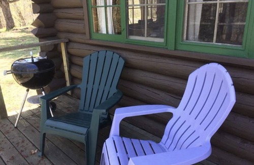 Chassell Cabin | Cozy Log Cabin Rental