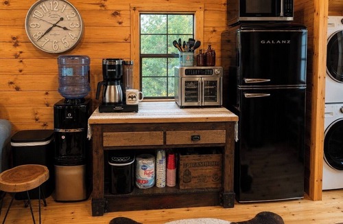 Kerr Apartment | Cozy log Cabin Retreat on 12 Acres, Gazebo, Fire Pit & Starlink WiFi