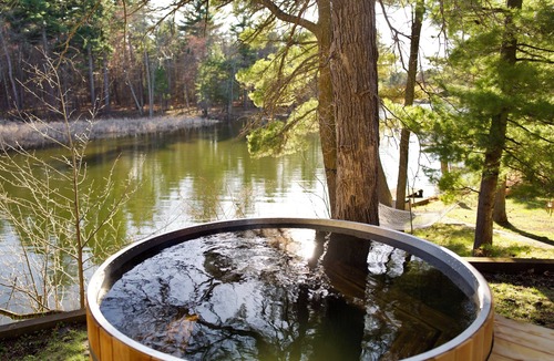 Pine River Cabin | Cozy Log Cottage with Cedar Hot Tub on River